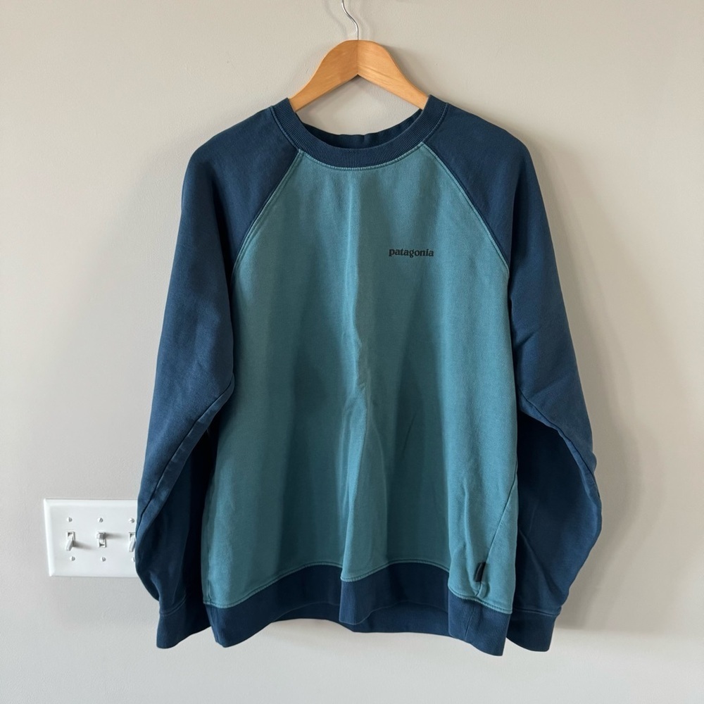 Patagonia P-6 Logo Organic Crew Sweatshirt Color: ABB - Blue and Teal Sweatshirt - Picture 6 of 10